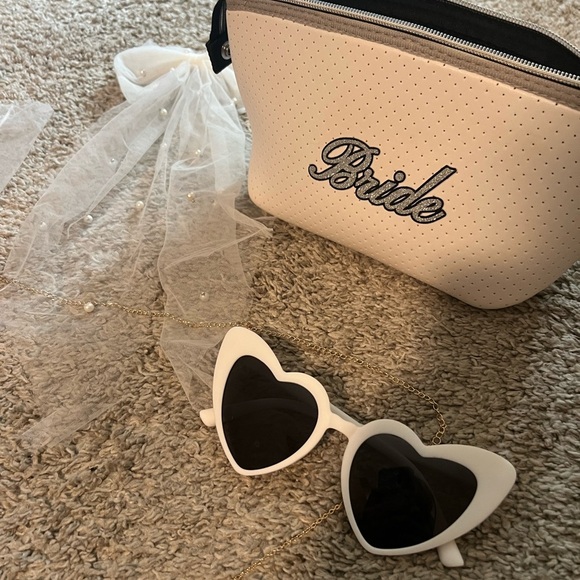 Elegant White Bridal Accessories Set - Picture 3 of 4